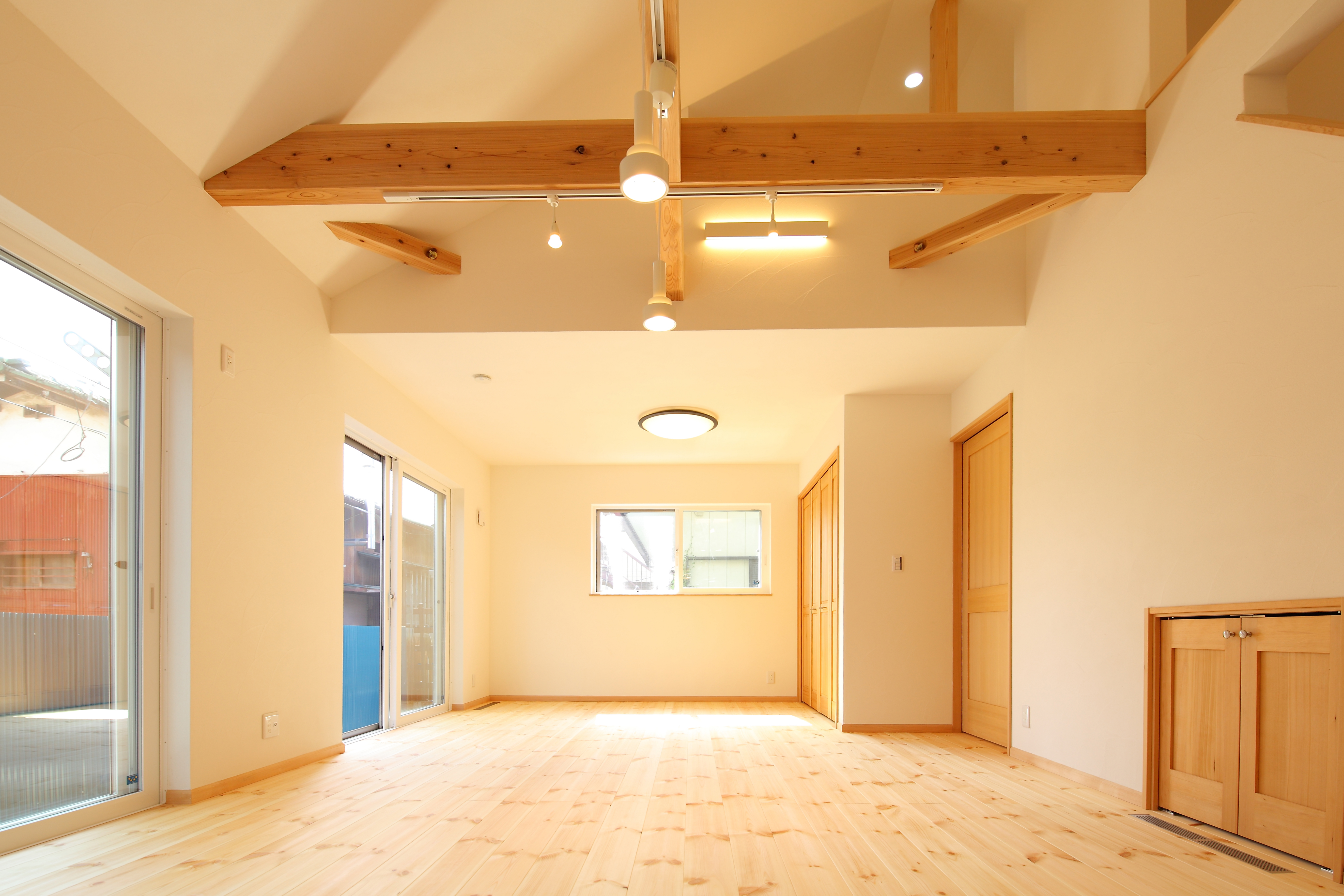 開放的な吹き抜けのある平屋住宅 画像