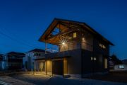 やわらかな灯りが上質な時間を演出する夜の外観