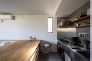 スタイリッシュな佇まいのキッチンに、可動棚カウンターの頼れる収納力