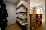 階段横の余白を活かした、可動棚付き収納スペースと本棚