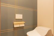 ヘリンボーンとクロスが映える、トイレ空間