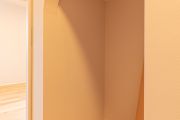 アーチ壁の収納スペース