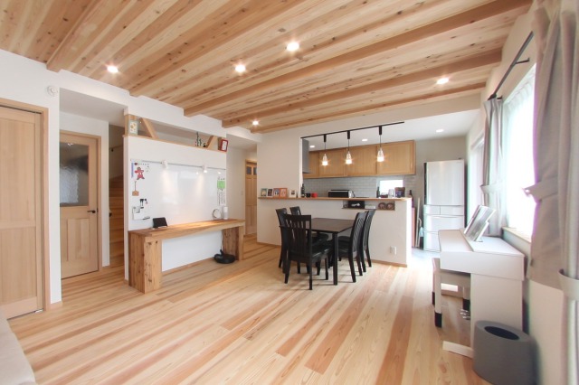 外壁も屋根も雨樋も【ガルバ】の家。無垢材の使用量もトップクラス！ アイキャッチ