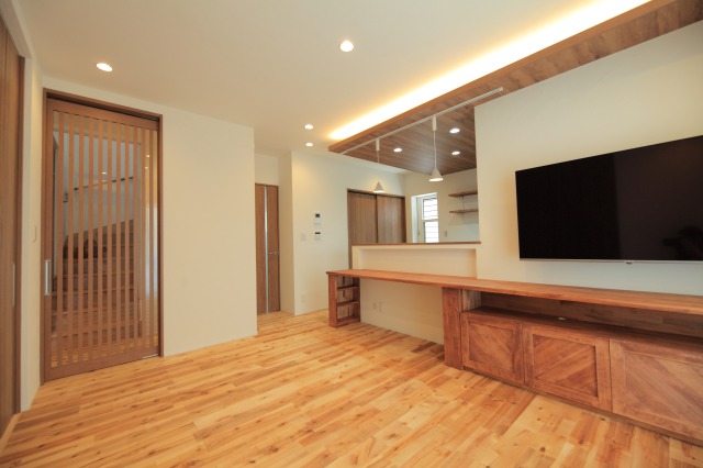 間接照明、リビングドアから差し込む光。　こだわりのカウンターは使い方色々。 アイキャッチ