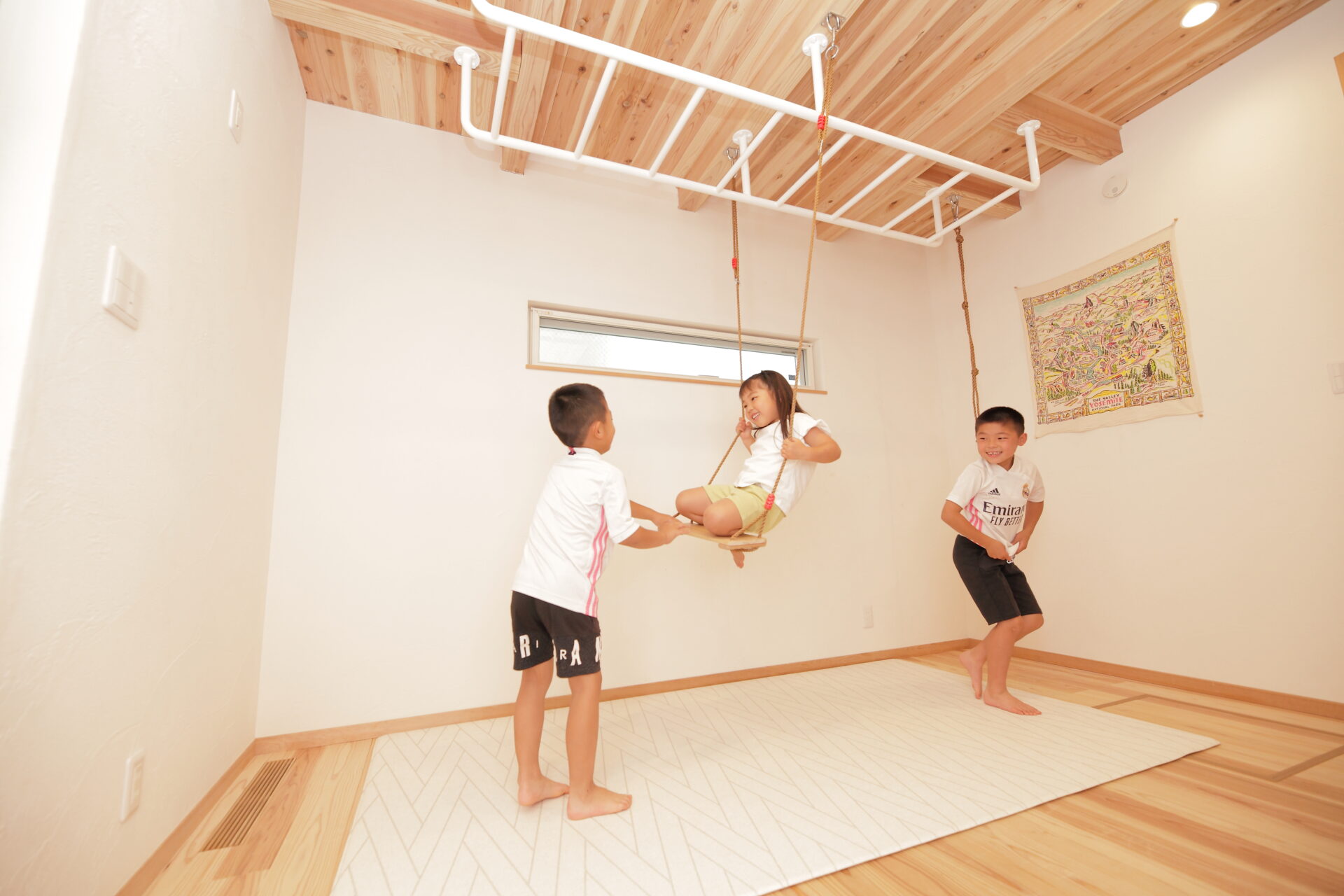 こだわりの自然素材。玄関ホールには造作アスレチックを!! アイキャッチ