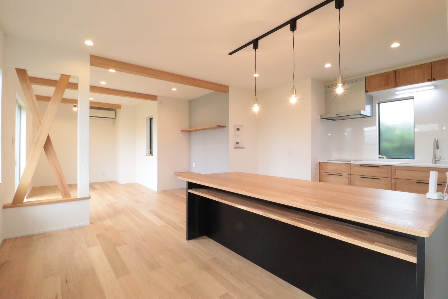 筋交いが魅せる｜オークと漆喰の住まい アイキャッチ